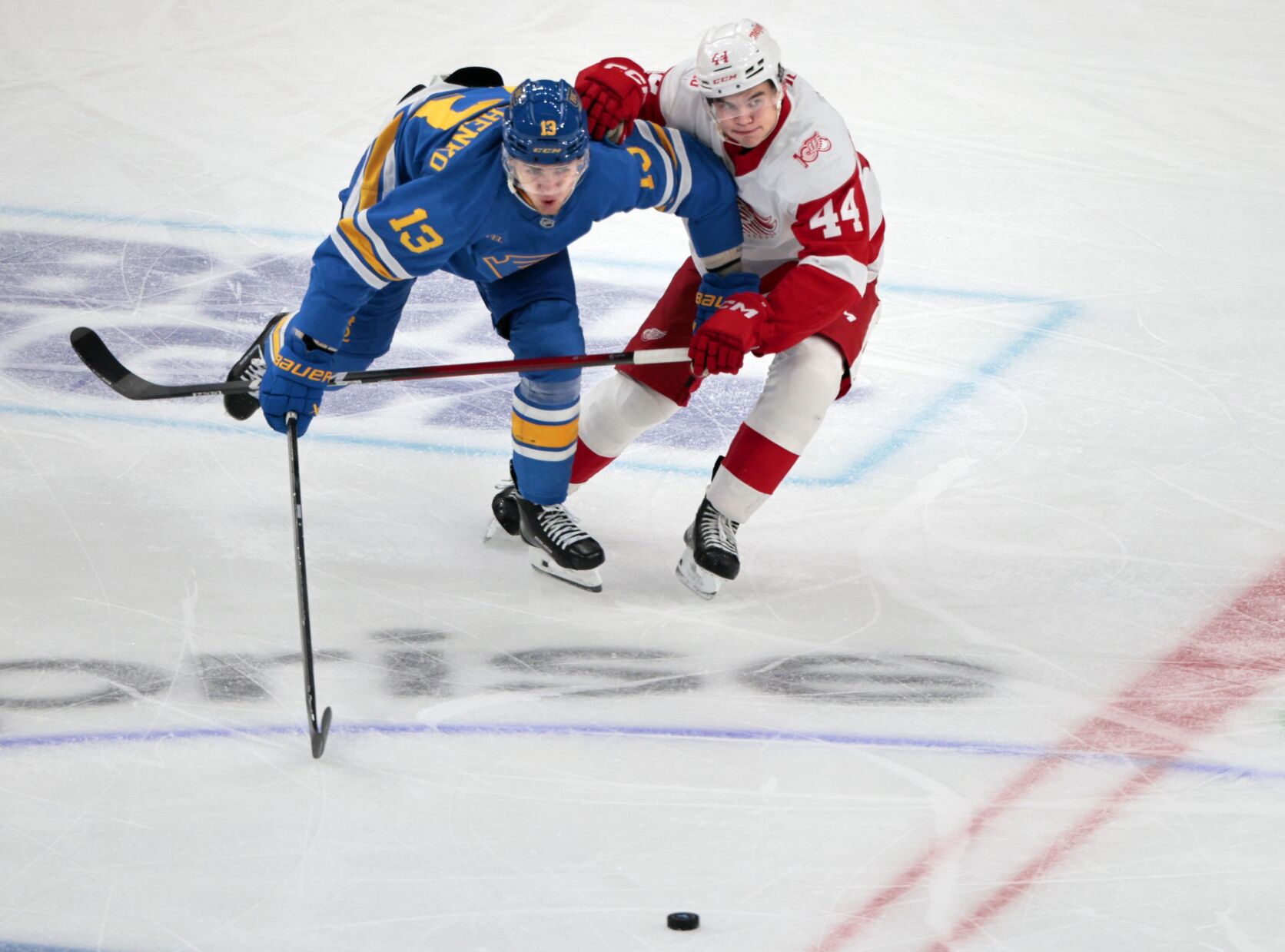 最新杏吧原创 Blues lose 5-2 to the Red Wings